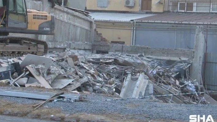 Başakşehir'de çöken mobilya mağazası kontrollü şekilde yıkıldı