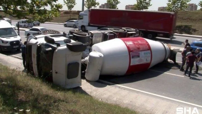 Beton yüklü mikser otomobile çarpıp otoyola devrildi: 1 yaralı