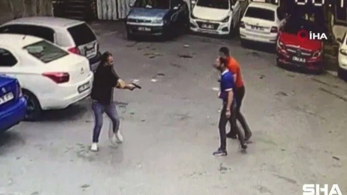 Beyoğlu'nda bir kişinin kalbinden vurularak öldüğü silahlı kavganın yeni görüntüleri ortaya çıktı