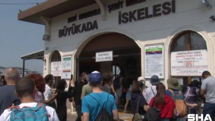 Büyükada İskelesi'ndeki yoğunluk havadan görüntülendi