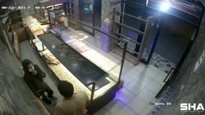 Dakikalarca kasaya ulaşmaya çalışan hırsız iş yeri sahibine yakalandı