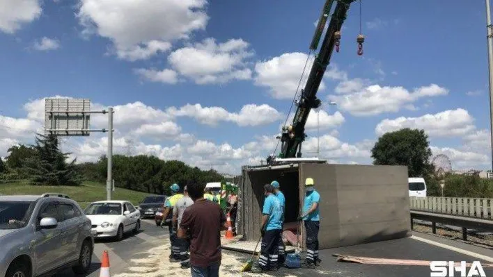 Esenler'de nakliye kamyoneti yola devrildi: 1 yaralı