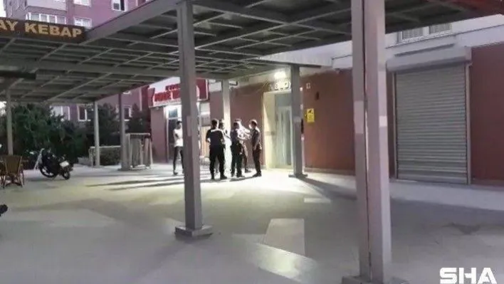 Esenyurt'ta bir kişi annesini rehin alıp eşyaları aşağıya attı