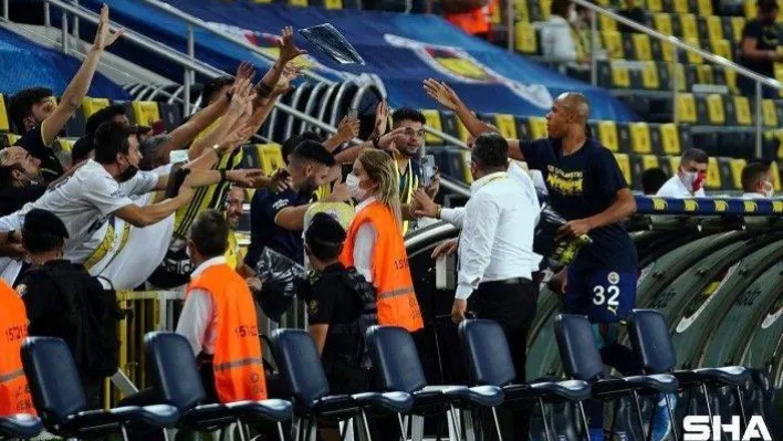 Fenerbahçeli futbolculardan taraftara tişört