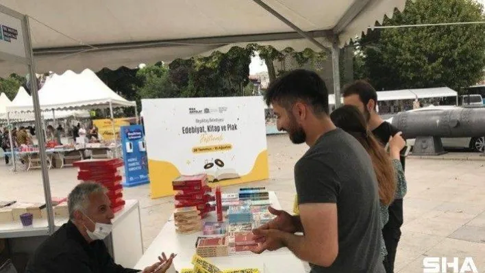 Gazeteci Hilmi Türkay, &quotFenerbahçe&quot kitabını okurları için imzaladı