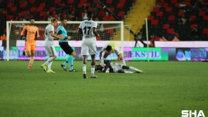 Gaziantep FK maçının 70. dakikasında Beşiktaşlı Fabrice N'Sakala bir pozisyon sonrası fenalaşarak ambulansla hastaneye götürüldü.