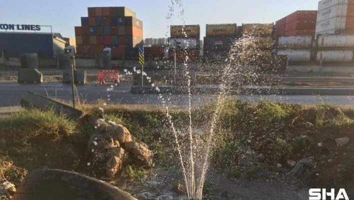 İSKİ'nin su borusu patladı, sürücüler zor anlar yaşadı