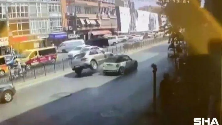 Kadıköy'de lüks araçla sollamada feci kaza: 2 yaralı