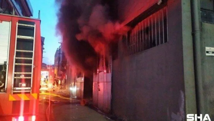 Kağıthane Yeşilce Mahallesi'nde bulunan 5 katlı plastik fabrikasında yangın çıktı. Yangına çevre ilçelerden çok sayıda itfaiye ve sağlık ekibi sevk edildi. Yangına ekiplerin müdahalesi sürüyor