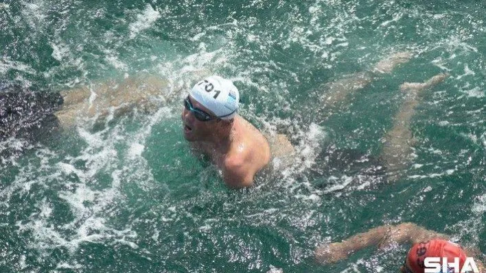 Kazada iki kolunu kaybeden Avcılar Belediye Başkanı Hançerli İstanbul Boğazı'nı yüzerek geçti