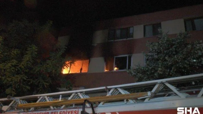 Maltepe'de korkutan apartman yangın: 2 kişi dumandan etkilendi