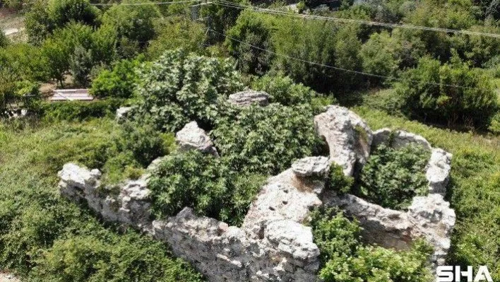 (Özel) 600 yıllık hamam defineciler tarafından talan edildi