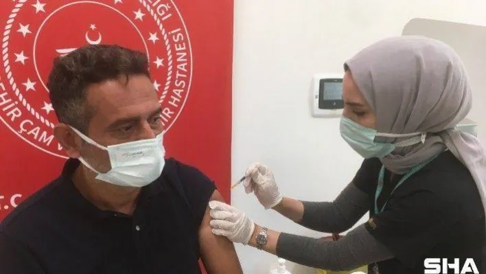 (Özel) Annesini korona virüsten kaybetti tüm arkadaşlarını aşıya götürüyor