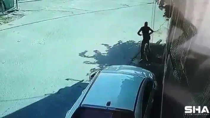 (Özel) Arnavutköy'de apartman girişinde bulunan bisikleti çalıp böyle uzaklaştı