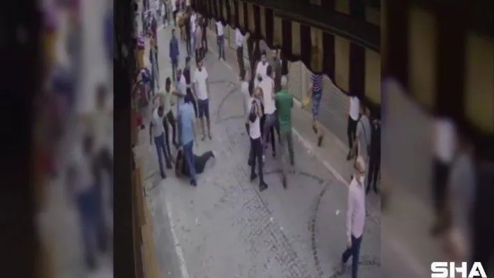 (Özel) Beyazıt'ta esnaf kavgasında sopa ve tabureler havada uçuştu