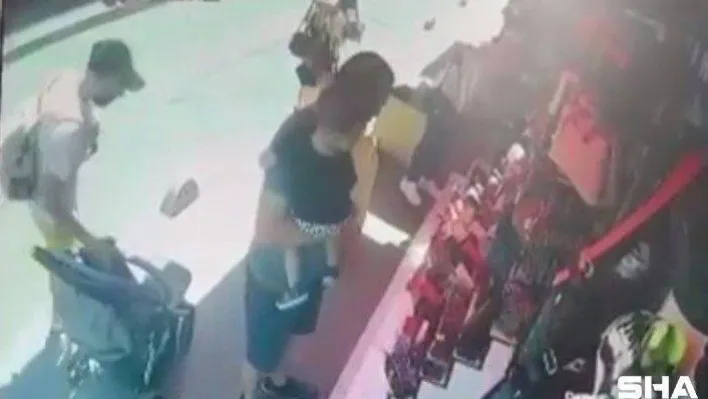 (Özel) Fatih'te hırsız turistlerin çantasını bebek arabasından çaldı