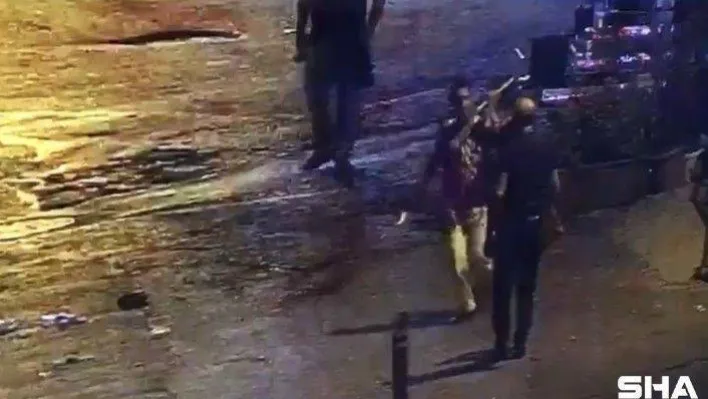 (Özel) İstanbul'da alkollü şahısların 'kılıç kalkan oyunu' gibi bıçaklı kavgası kamerada