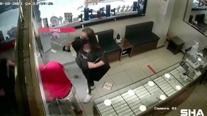 (Özel) Kadıköy'de 30 bin liralık küpe hırsızlığı kamerada