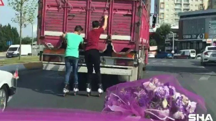(Özel) Patenli gençlerin tehlikeli yolculuğunu gelin arabasındaki çift görüntüledi
