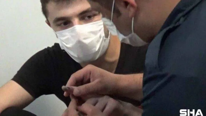 (ÖZEL) Sultangazi'de iş kazası geçiren gencin parmağına metal çaktı