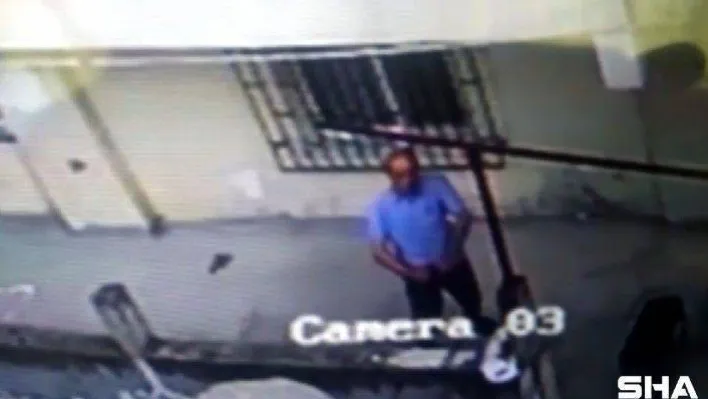 (Özel) Ümraniye'de komşu husumeti: Güvenlik kamerası ile engelli komşusunun evini gözetliyor