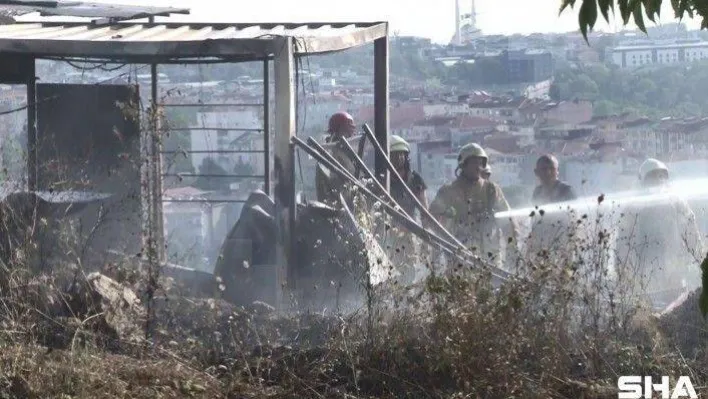(Özel) Üsküdar'da işçilerin kaldığı konteyner alev alev yandı