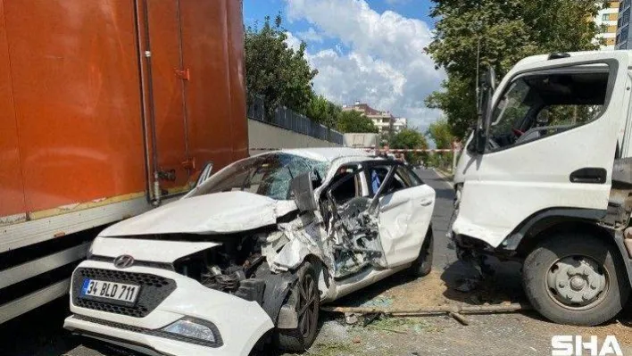 Sancaktepe'de feci kaza: Otomobil 2 kamyonetin arasında kaldı