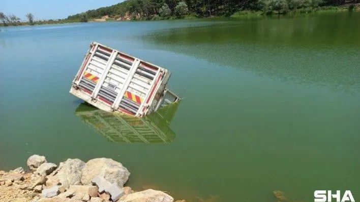 Sancaktepe'de gölete uçan kamyondan son anda atlayarak kurtuldu