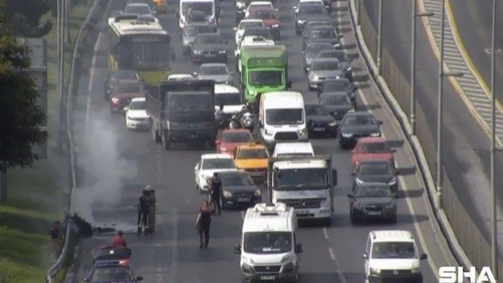 Şişli'de E-5'te seyir halinde olan motosiklet yandı