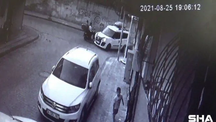 Sultangazi'de otomobil ile motosiklet çarpıştı, o anlar kamerada