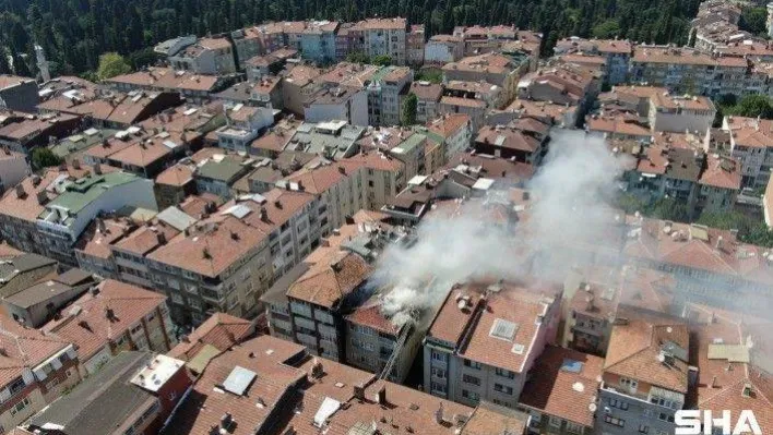 Üsküdar'da doğal gaz kutusunda başlayan yangın apartmana ve 5 araca sıçradı