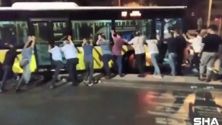 Üsküdar'da refüjde asılı kalan İETT otobüsünü vatandaşlar kurtarmaya çalıştı