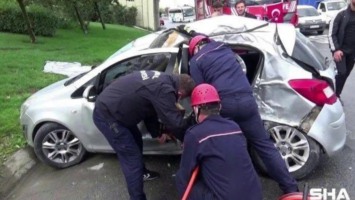 Direksiyon hakimiyetini kaybeden sürücü, servis aracına çarptı: 2 yaralı