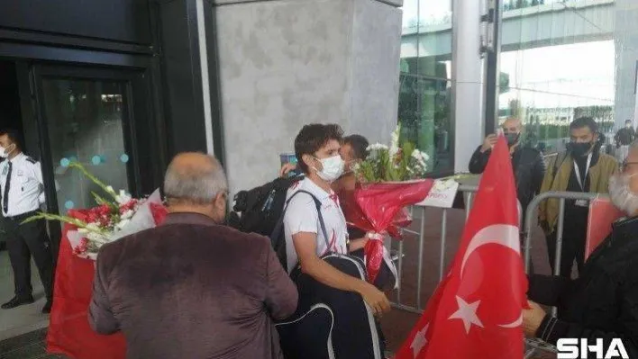 Dünya şampiyonu milli yüzücü Derin Toparlak yurda döndü