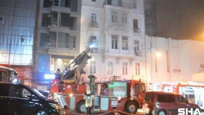 Emre Kınay'ın Oyunculuk Atölyesinin bulunduğu binada çıkan yangın korkuttu