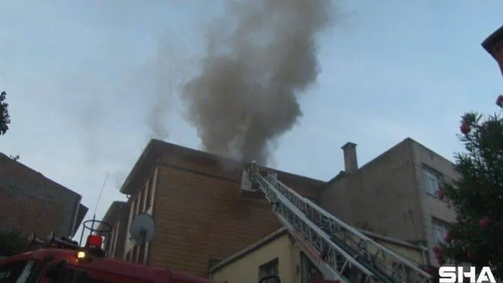 Fatih'te 2 katlı ahşap otelde kalan müşteriler güne yangın ile uyandı