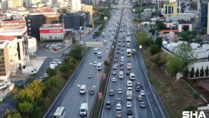 İstanbul'da haftanın son iş gününde trafik yoğunluğu erken başladı
