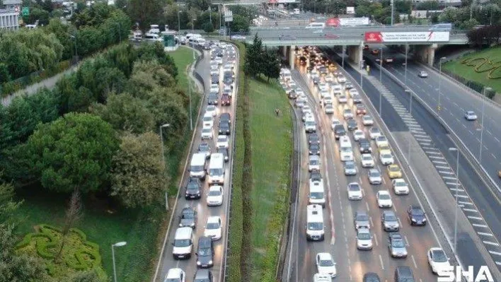 İstanbul'da servis araçları yola çıktı, trafik erken saatlerde başladı