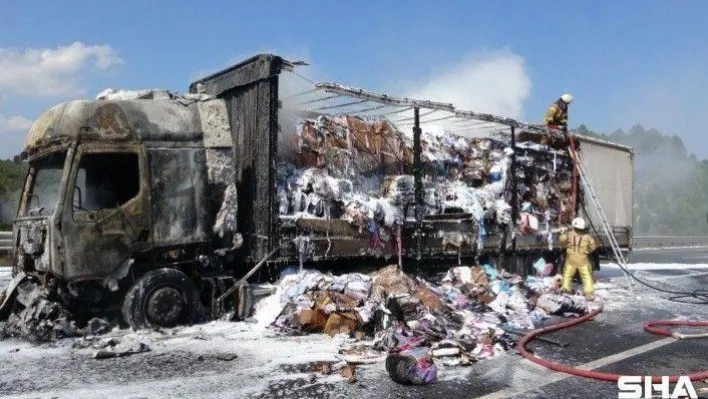 Kuzey Marmara Otoyolu'nda tekstil ürünleri yüklü tır alev alev yandı
