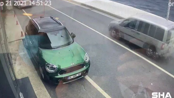 (Özel) Çalıştığı yalının önünde duran kadın fizyoterapiste otomobil çarptı: Kaza anı kamerada