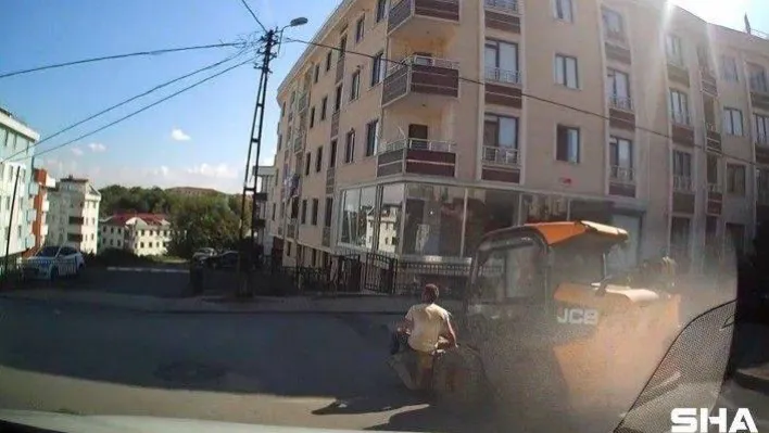 (Özel) Çekmeköy'de iş makinesi kepçesindeki tehlikeli yolculuk kamerada