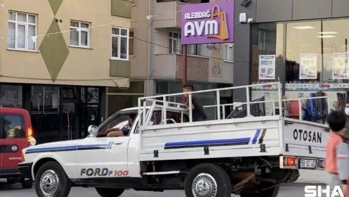 (Özel) Çekmeköy'de kamyonet kasasındaki çocuğun tehlikeli yolculuğu kamerada