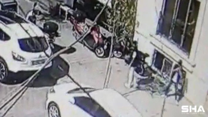 (Özel) İstanbul'da akıl almaz olay: Okuldan  çıkan öğrencilerin üstüne torpil attı