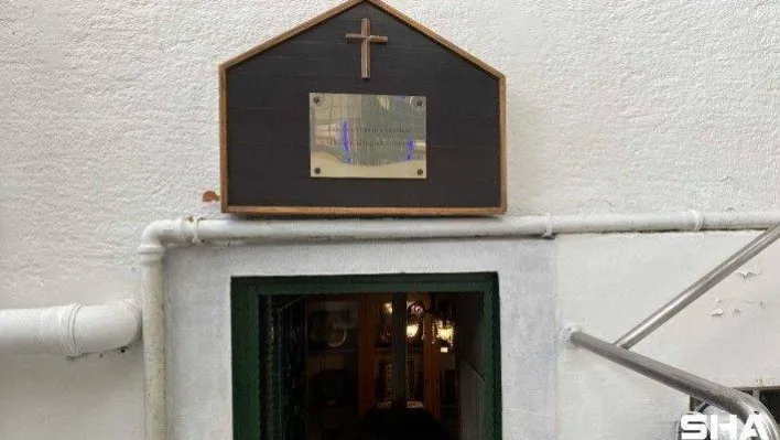 (Özel) Kadıköy'de meyhanenin içindeki ayazma kilisesi dünyada ilk olma özelliğini taşıyor