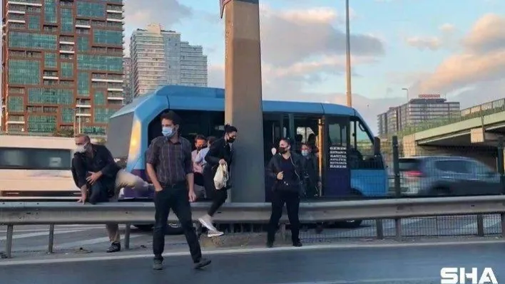 (Özel) Kadıköy'de minibüsçülerin 'ölüm durağı' tehlike saçıyor