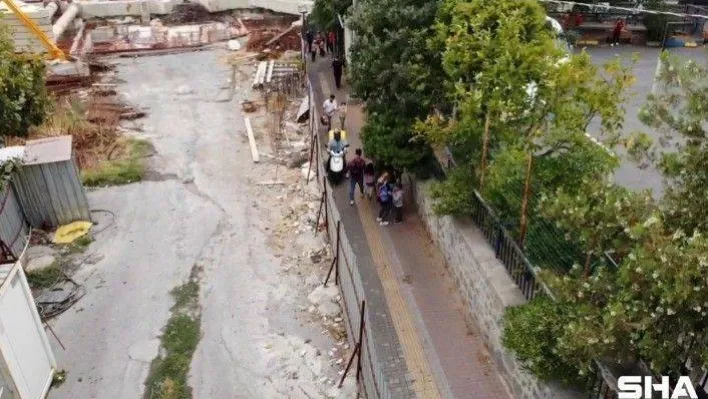 (Özel) Okula giren öğrenciler, ezilmemek için motokuryelerden kaçıyor