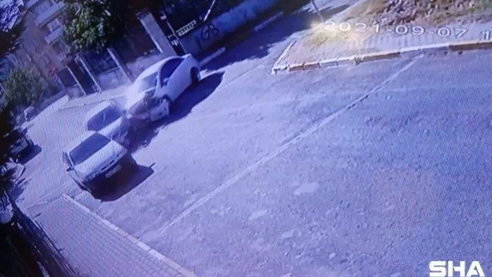 (Özel) Pendik'te otomobillerin dört yol ağzında çarpıştığı anlar kamerada
