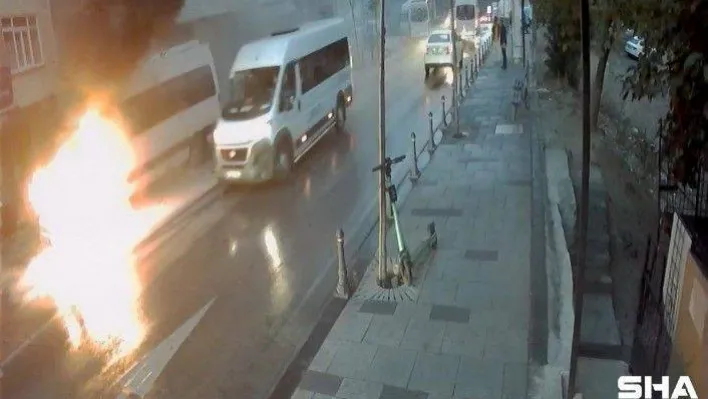 (Özel) Ümraniye'de korkutan yangın: Servis minibüsü alev alev yandı