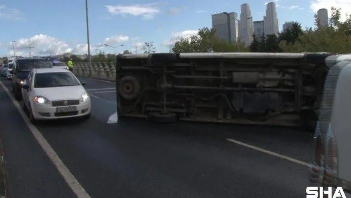 Sağlık çalışanlarını taşıyan servis minibüsü kaza yaptı