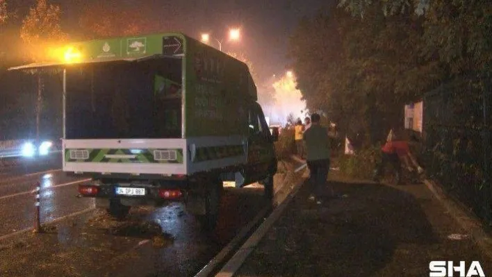 Sarıyer'de şiddetli yağış ve rüzgar nedeniyle ağaçlar yola devrildi